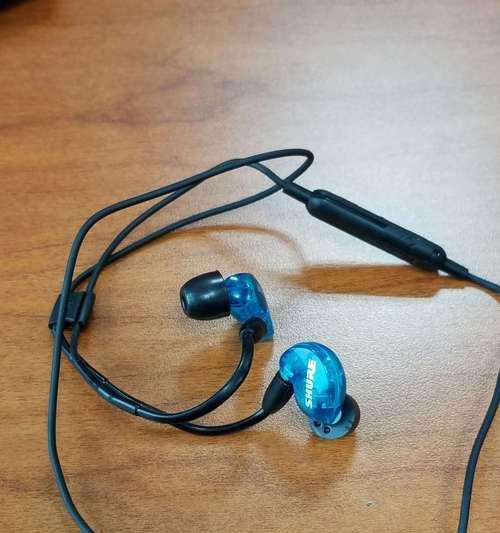探索舒尔SE215耳机的音质和性能（一款高性价比的入门级音乐享受器具）