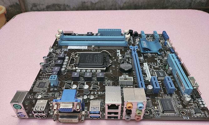 华硕Z77主板的性能和功能评测（全面解析华硕Z77主板的出色表现和卓越功能）